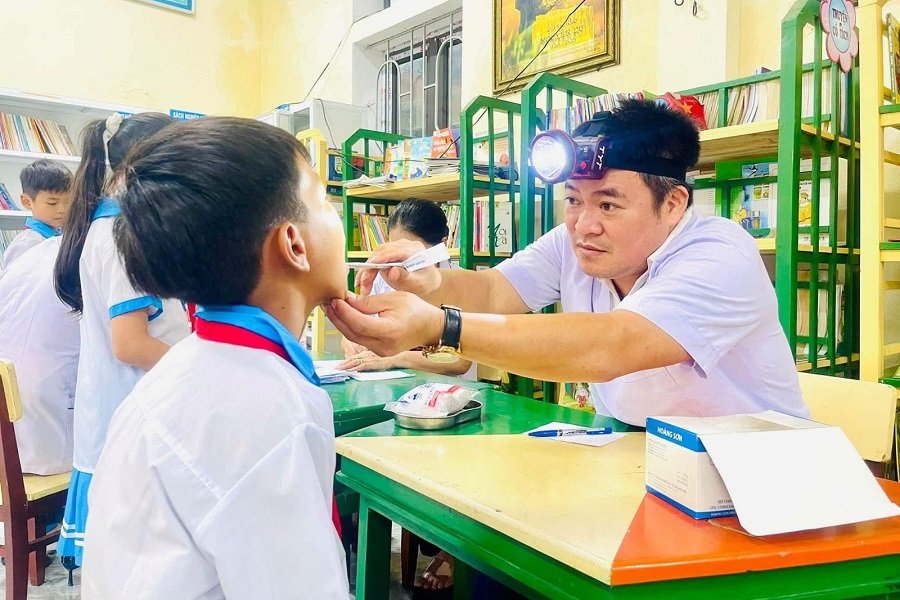 Học sinh c&aacute;c cơ sở gi&aacute;o dục được&nbsp;kiểm tra sức khỏe, cập nhật dữ liệu l&ecirc;n Cổng dữ liệu sức khỏe quốc gia