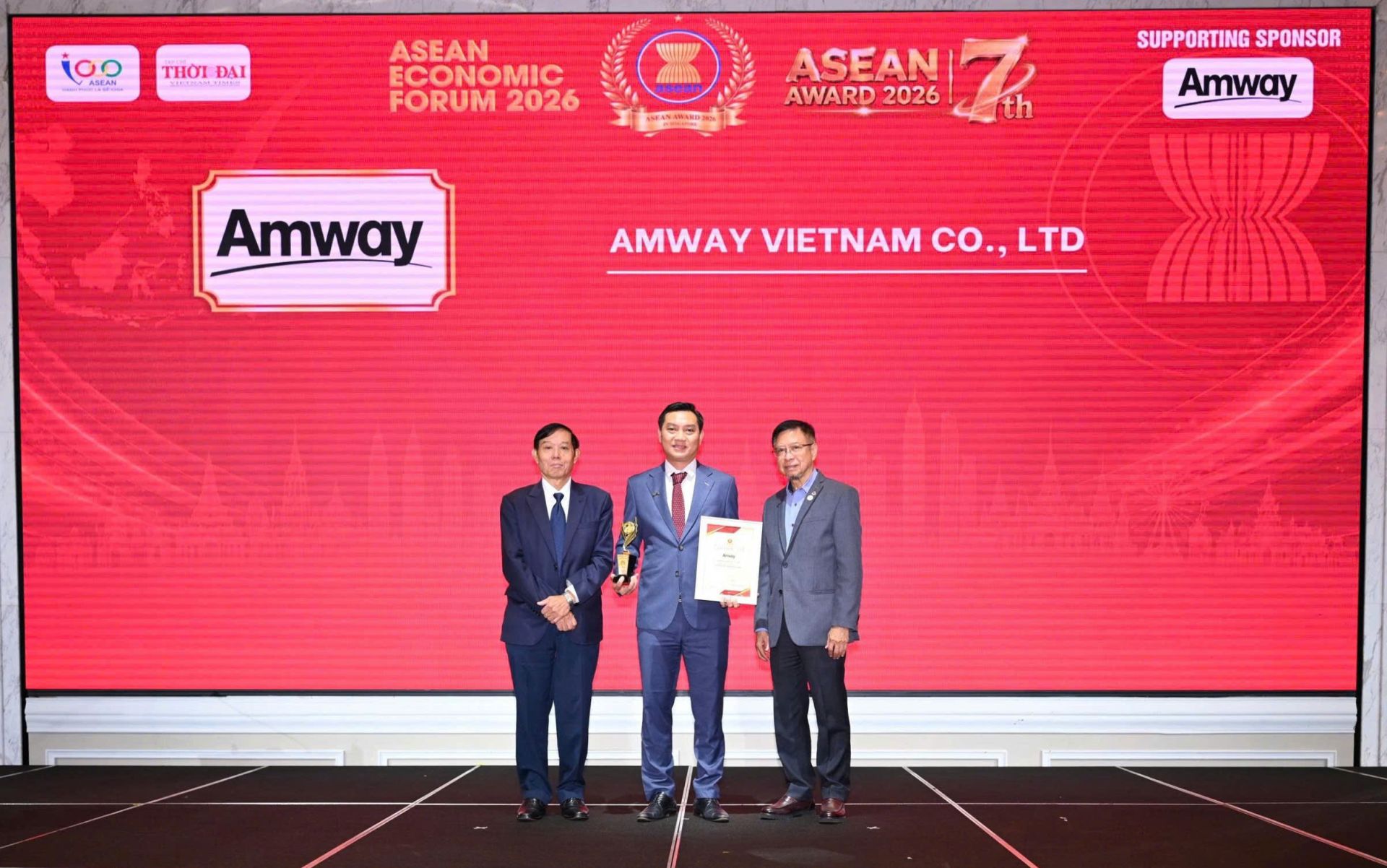 &Ocirc;ng Nguyễn Phương Sơn &ndash; Gi&aacute;m đốc Đối ngoại Amway Việt Nam vinh dự nhận giải thưởng từ ban tổ chức