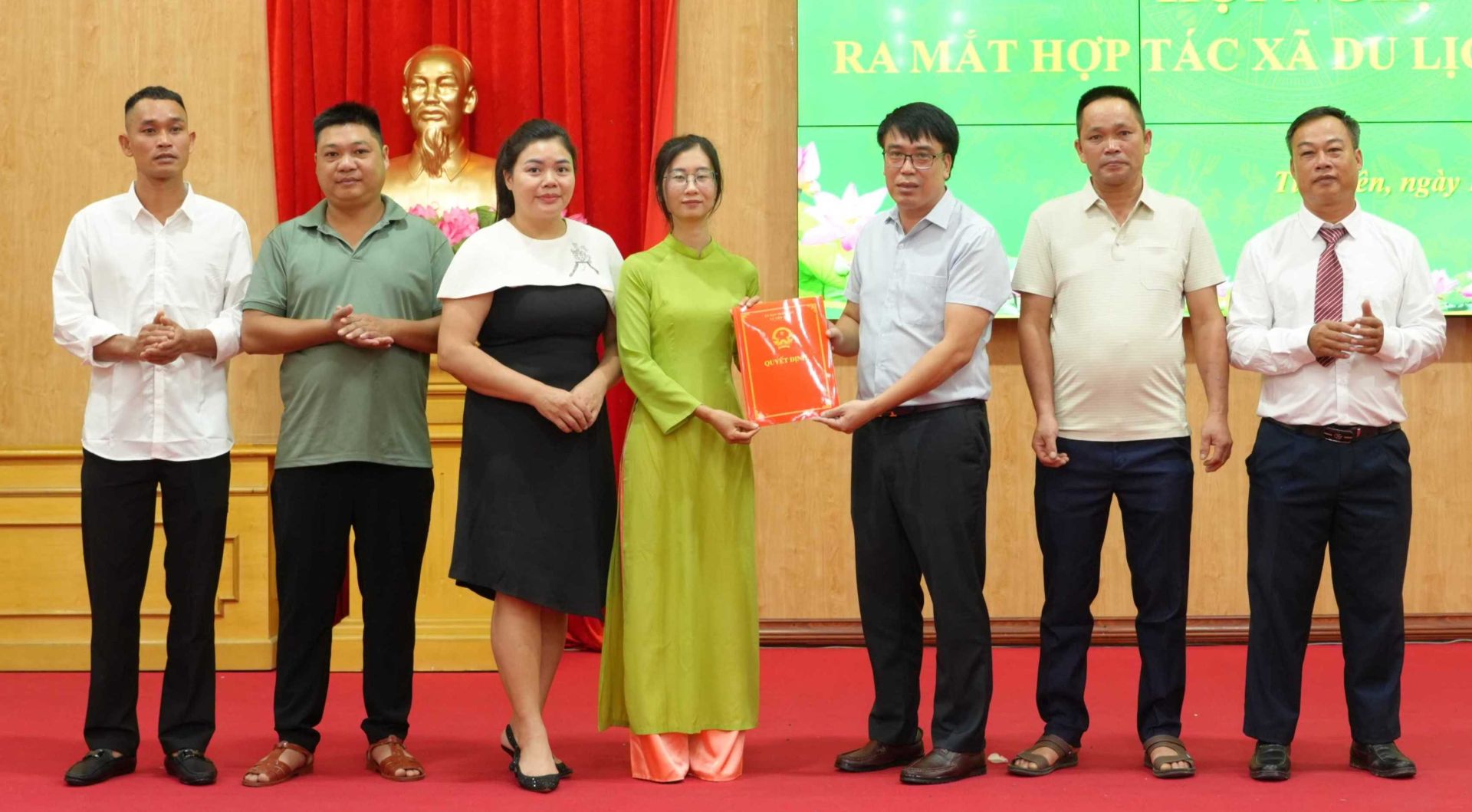 Ông Đào Xuân Thắng, Phó Bí thư Thường trực Đảng ủy xã, trao Quyết định thành lập cho thành viên HTX Du lịch Tiên Yên Ông Đào Xuân Thắng, Phó Bí thư Thường trực Đảng ủy xã, trao Quyết định thành lập cho thành viên HTX Du lịch Tiên Yên