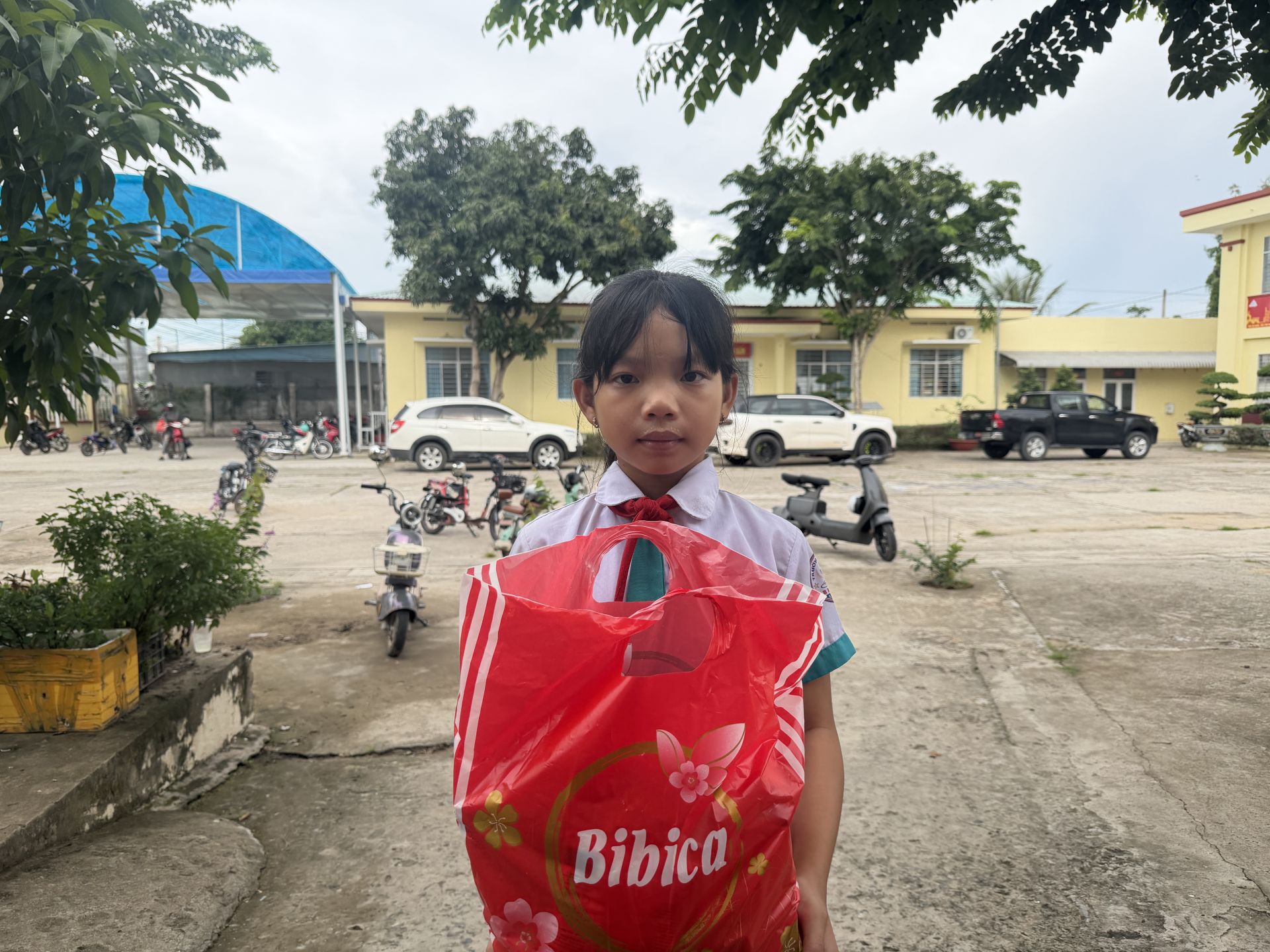 Em Võ Thị Hồng Sương, học sinh lớp 5 Trường Tiểu học Khánh Bình, vui mừng khi nhận quà Trung thu. Em Võ Thị Hồng Sương, học sinh lớp 5 Trường Tiểu học Khánh Bình, vui mừng khi nhận quà Trung thu.