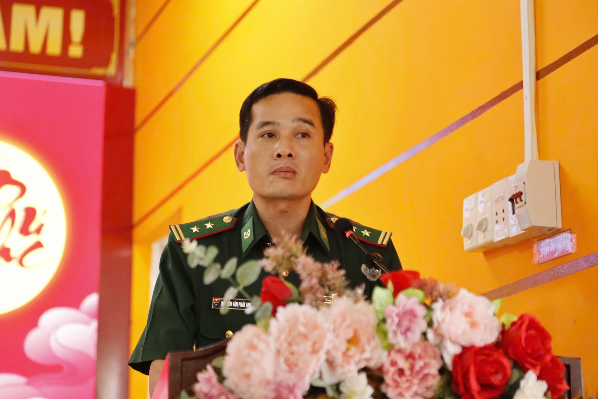 Trung tá Nguyễn Văn Phát Anh, Chính trị viên Đồn Biên phòng Cửa khẩu Long Bình, phát biểu tại chương trình “Biên cương - Vầng trăng cho em”. Trung tá Nguyễn Văn Phát Anh, Chính trị viên Đồn Biên phòng Cửa khẩu Long Bình, phát biểu tại chương trình “Biên cương - Vầng trăng cho em”.