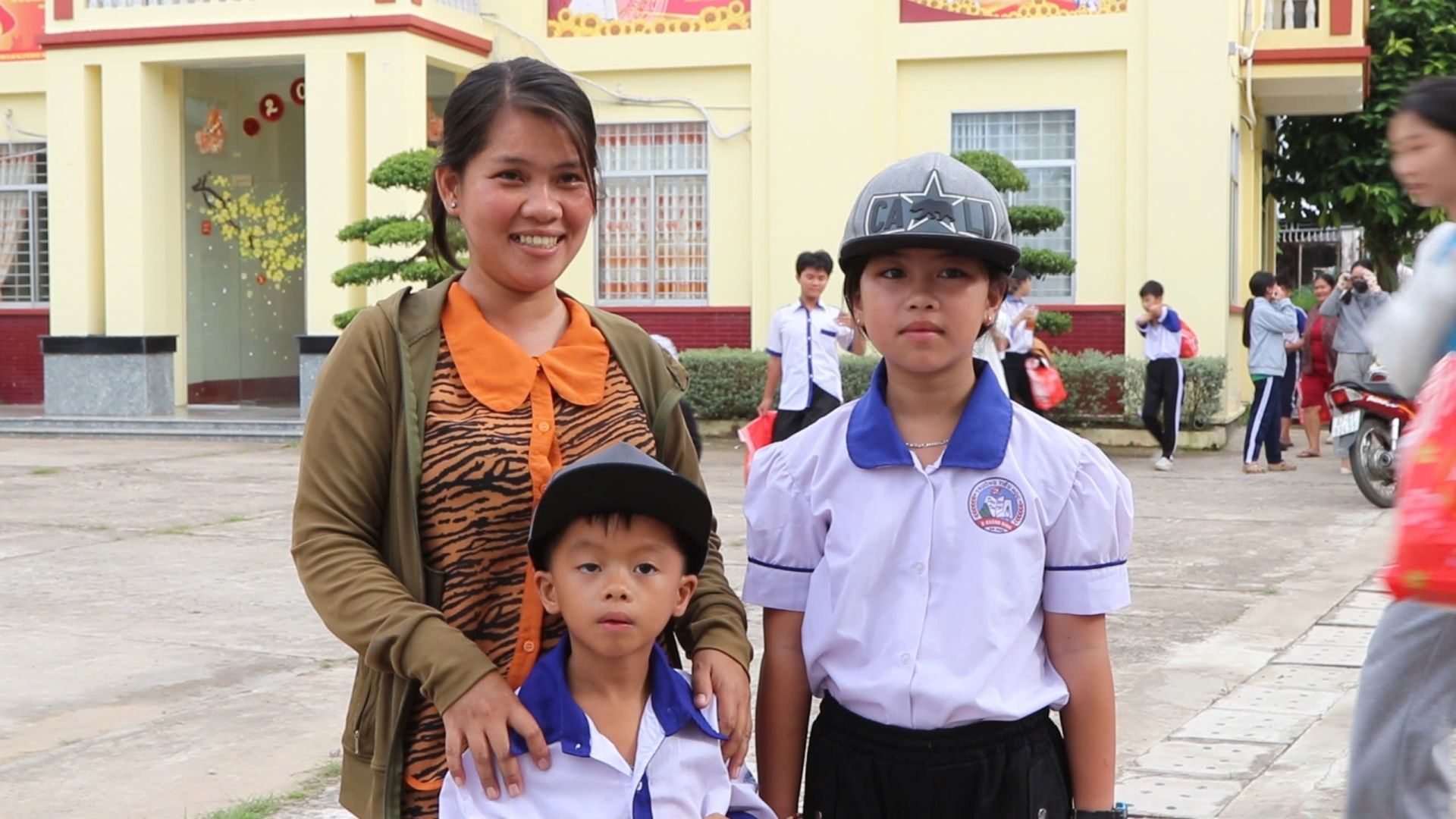 Em Nguyễn Phạm Như Ý, học sinh lớp 3 Trường Tiểu học Khánh Bình, cùng mẹ và các anh chị em tham gia chương trình “Biên cương - Vầng trăng cho em”. Em Nguyễn Phạm Như Ý, học sinh lớp 3 Trường Tiểu học Khánh Bình, cùng mẹ và các anh chị em tham gia chương trình “Biên cương - Vầng trăng cho em”.