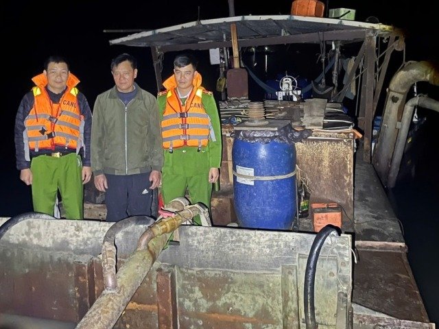 C&ocirc;ng an x&atilde; Tuy&ecirc;n H&oacute;a kịp thời xử l&yacute; vụ khai th&aacute;c c&aacute;t tr&aacute;i ph&eacute;p tr&ecirc;n s&ocirc;ng Gianh. (Ảnh: C&ocirc;ng an Quảng Trị).