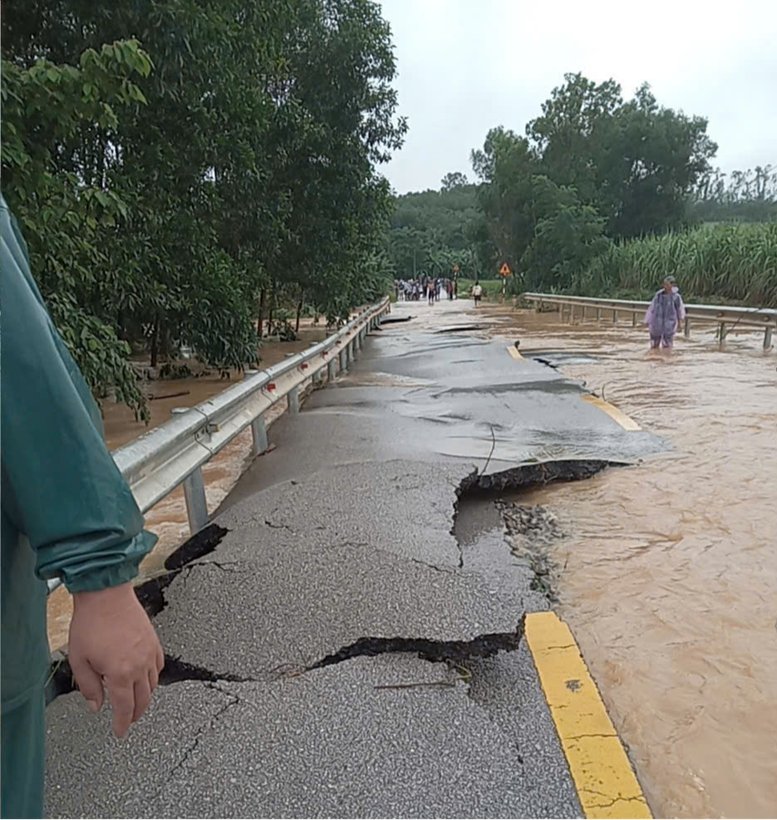 Mưa lớn gây sạt lở nghiêm trọng tại các đường tỉnh ở Nghệ An, Thanh Hóa ngày 17/9 - Ảnh: Cục ĐBVN Mưa lớn gây sạt lở nghiêm trọng tại các đường tỉnh ở Nghệ An, Thanh Hóa ngày 17/9 - Ảnh: Cục ĐBVN