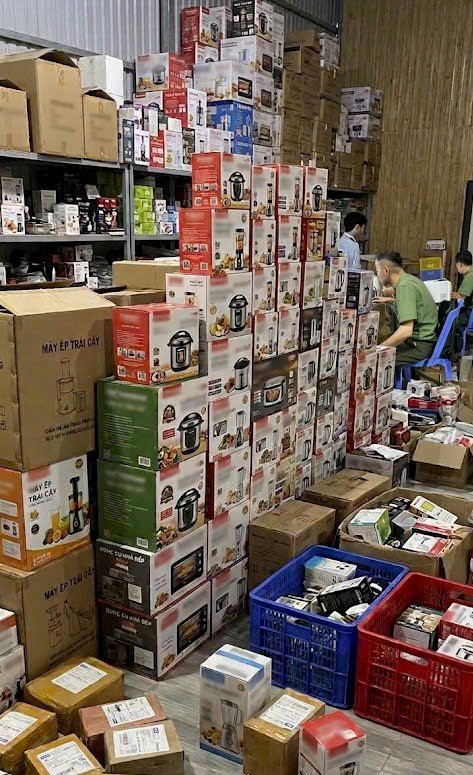 L&ocirc; h&agrave;ng h&oacute;a vi phạm bị tạm giữ (Ảnh: AC Ninh B&igrave;nh)