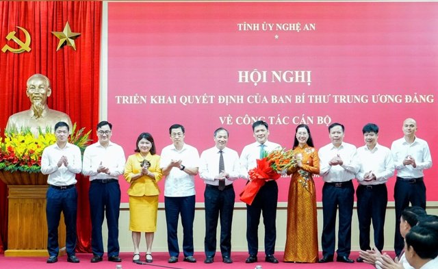 Ph&oacute; Trưởng Ban Thường trực Ban Tổ thức Trung ương Ho&agrave;ng Trung Dũng, Ph&oacute; Trưởng Ban Tổ chức Trung ương B&ugrave;i Thị Quỳnh V&acirc;n c&ugrave;ng đo&agrave;n c&ocirc;ng t&aacute;c Ban Tổ chức Trung ương trao Quyết định v&agrave; tặng hoa ch&uacute;c mừng đồng ch&iacute; Nguyễn Thanh B&igrave;nh.