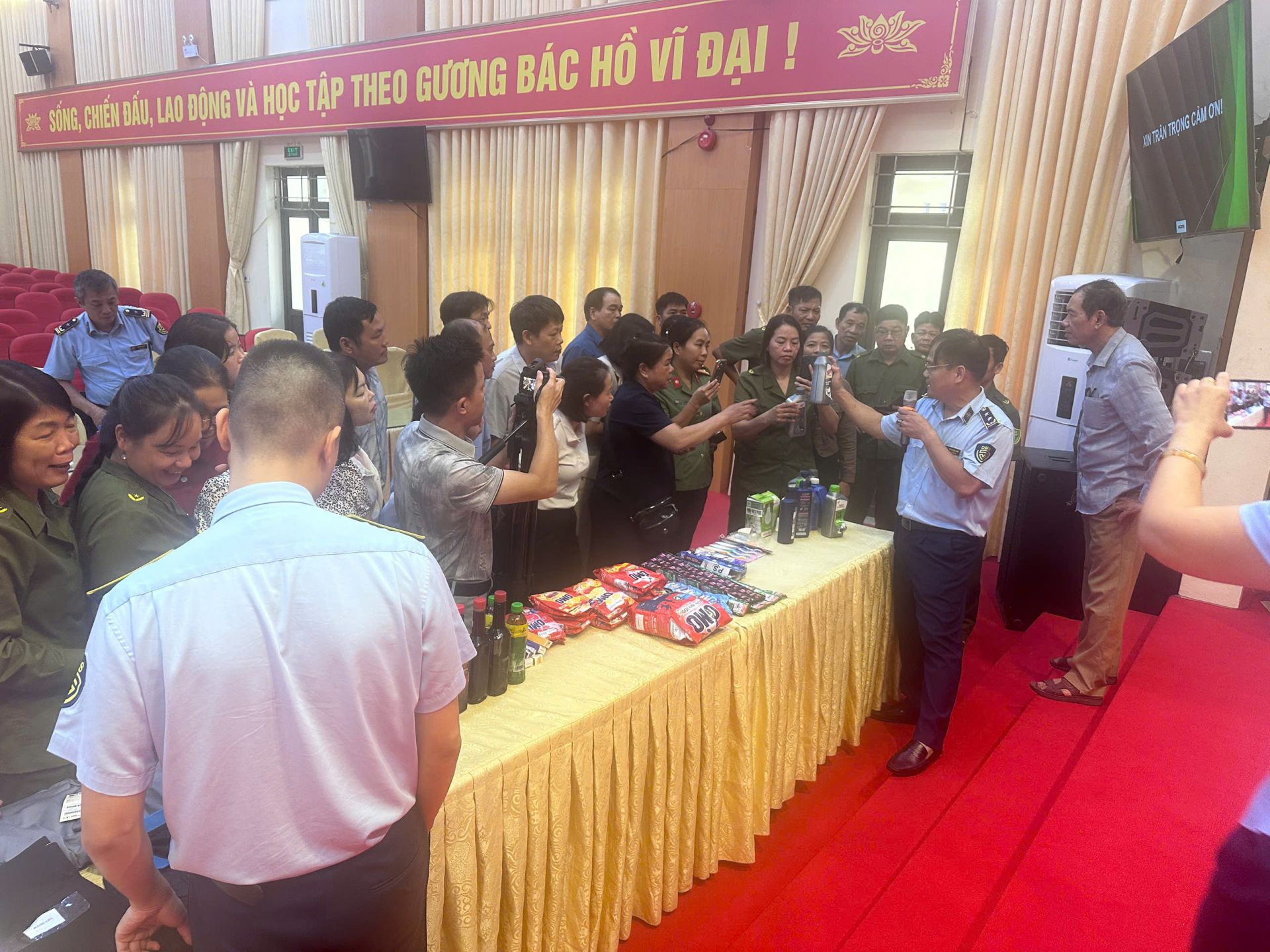 Công chức Quản lý thị trường tỉnh Lào Cai hướng dẫn phân biệt hàng thật-hàng giả Công chức Quản lý thị trường tỉnh Lào Cai hướng dẫn phân biệt hàng thật-hàng giả