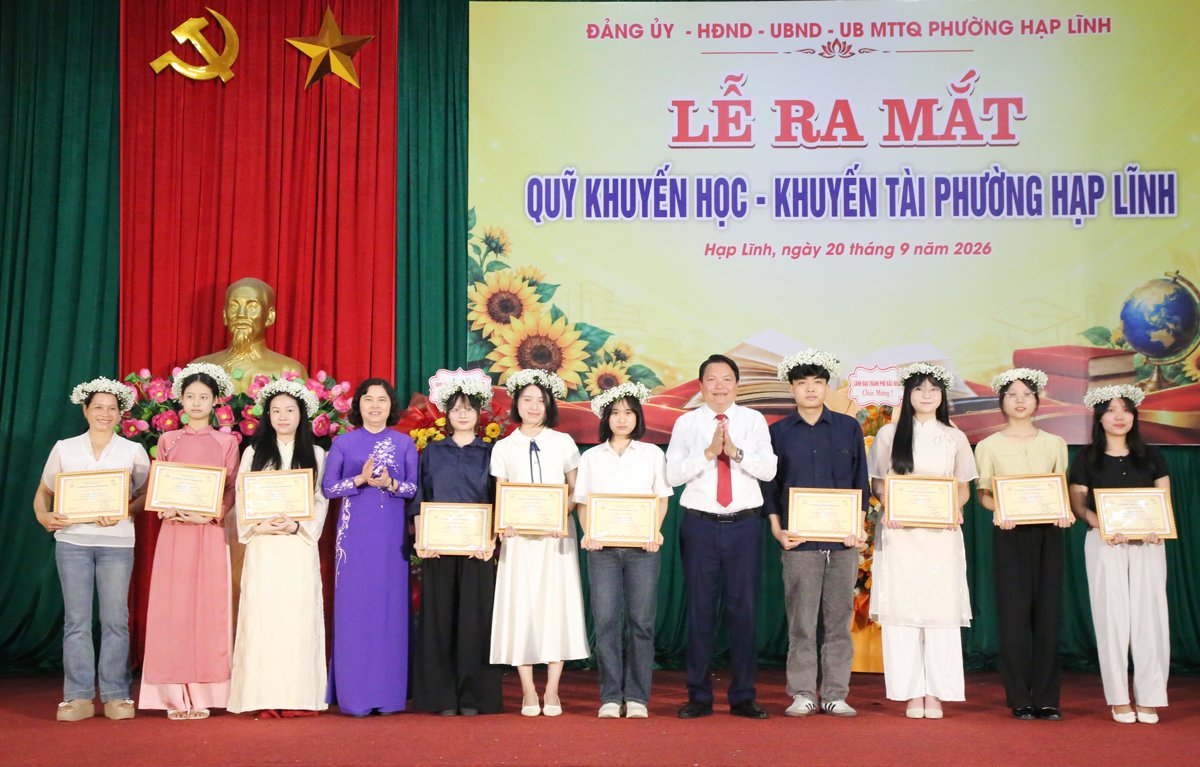 Phó Chủ tịch Thường trực HĐND thành phố Trần Thị Hằng và Bí thư Đảng ủy, Chủ tịch HĐND phường Hạp Lĩnh Nguyễn Văn Hùng trao khen thưởng cho các sinh viên phường Hạp Lĩnh tốt nghiệp Đại học xuất sắc. Phó Chủ tịch Thường trực HĐND thành phố Trần Thị Hằng và Bí thư Đảng ủy, Chủ tịch HĐND phường Hạp Lĩnh Nguyễn Văn Hùng trao khen thưởng cho các sinh viên phường Hạp Lĩnh tốt nghiệp Đại học xuất sắc.