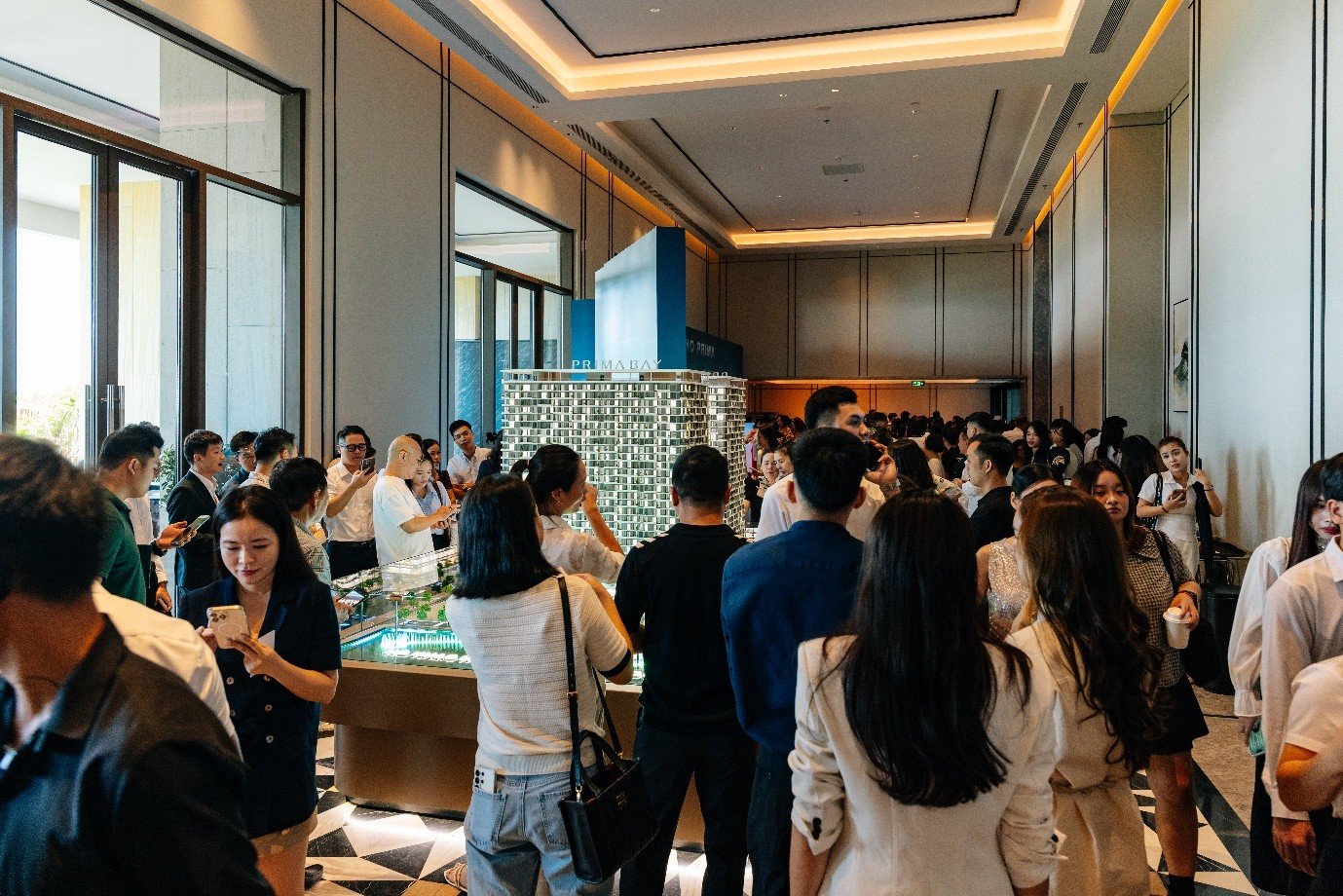 Gần 1000 khách mời lấp đầy khán phòng, tận hưởng sự kiện giới thiệu Prima Bay đến những phần cuối và tiếp tục nán lại bên sa bàn sau khi sân khấu khép lại. Gần 1000 khách mời lấp đầy khán phòng, tận hưởng sự kiện giới thiệu Prima Bay đến những phần cuối và tiếp tục nán lại bên sa bàn sau khi sân khấu khép lại.