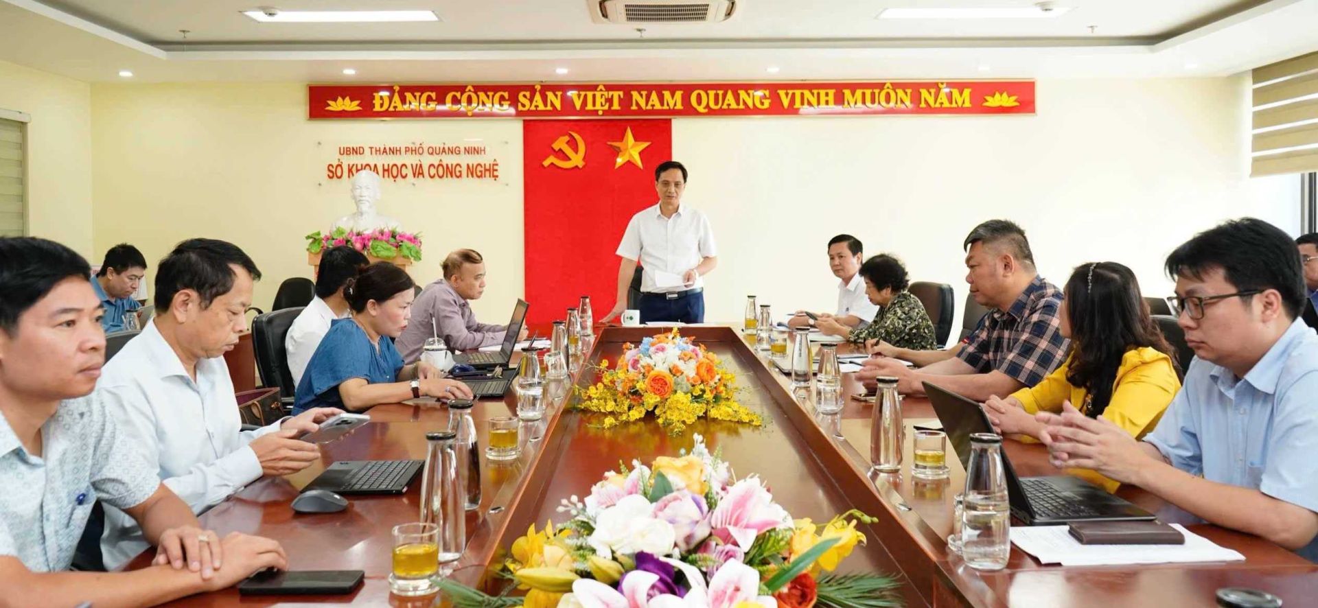&Ocirc;ng Nguyễn Mạnh Cường, B&iacute; thư Đảng uỷ, Gi&aacute;m đốc Sở Khoa học v&agrave; C&ocirc;ng nghệ Quảng Ninh chủ tr&igrave; cuộc họp