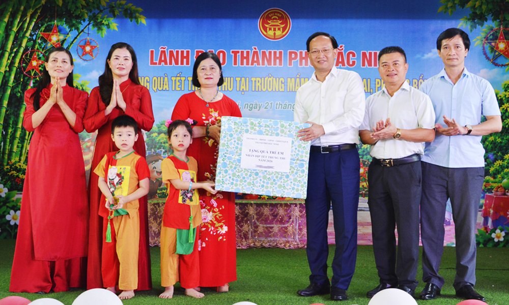 Đồng chí Phạm Văn Thịnh, Ủy viên Ban Thường vụ Thành ủy, Phó Chủ tịch UBND thành phố Bắc Ninh Đồng chí Phạm Văn Thịnh trao tặng quà cho Trường Mầm non Bồng Lai. Đồng chí Phạm Văn Thịnh, Ủy viên Ban Thường vụ Thành ủy, Phó Chủ tịch UBND thành phố Bắc Ninh Đồng chí Phạm Văn Thịnh trao tặng quà cho Trường Mầm non Bồng Lai.
