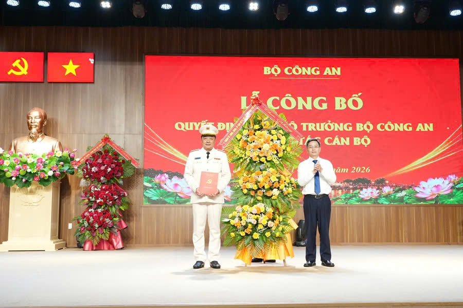 &Ocirc;ng Nguyễn Đ&igrave;nh Trung (b&ecirc;n phải) b&iacute; thư Th&agrave;nh ủy Huế trao quyết định thường vụ cho Đại t&aacute; Nguyễn Đ&igrave;nh Dương