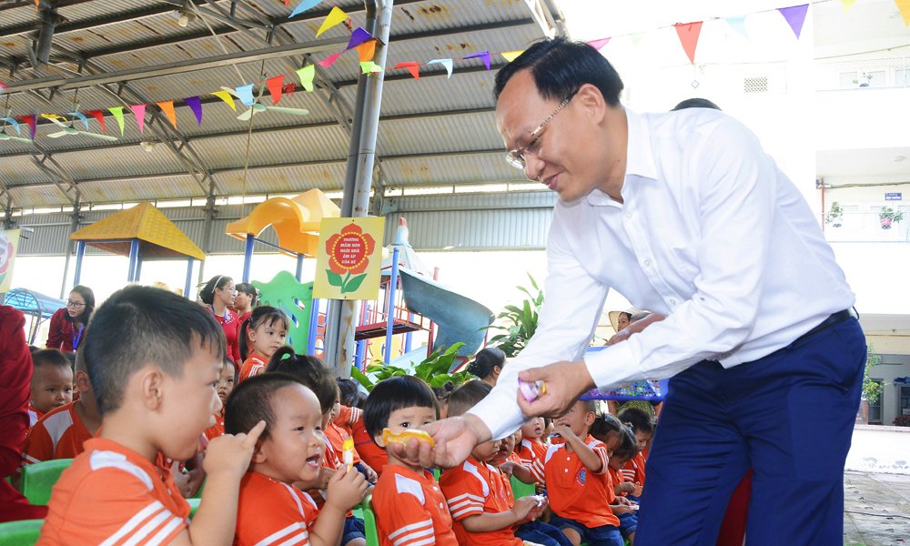 Đồng chí Phạm Văn Thịnh trao quà Trung thu cho các cháu Trường Mầm non Bồng Lai. Đồng chí Phạm Văn Thịnh trao quà Trung thu cho các cháu Trường Mầm non Bồng Lai.