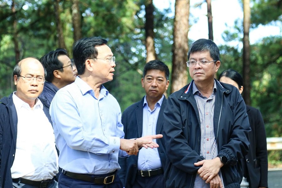 Chủ tịch UBND tỉnh Hồ Văn Mười đề nghị c&aacute;c đơn vị khẩn trương khắc phục vị tr&iacute; sạt lở đ&egrave;o Prenn. (Ảnh: Cổng TT L&acirc;m Đồng)