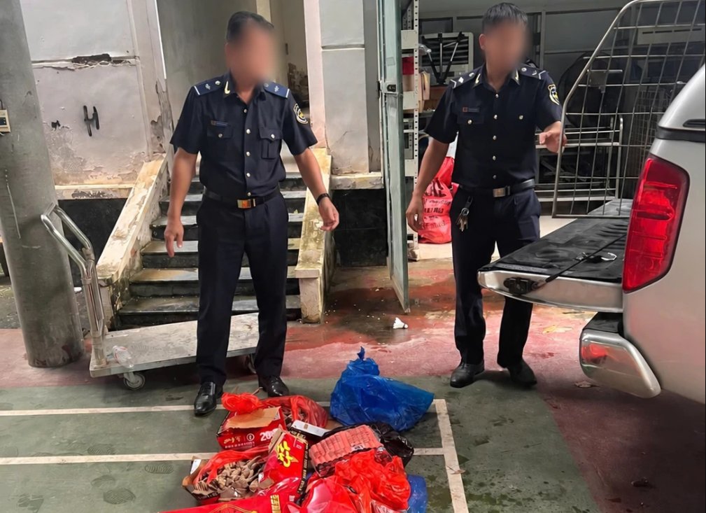 C&ocirc;ng chức Hải quan cửa khẩu quốc tế Thanh Thủy kiểm đếm h&agrave;ng vi phạm. Ảnh: customs.gov.vn