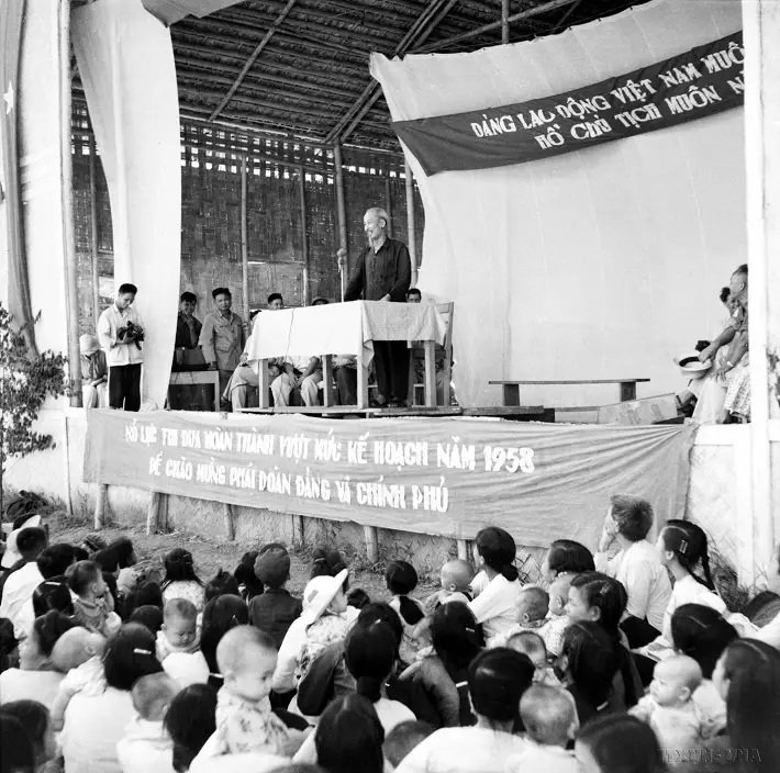 Chủ tịch Hồ Chí Minh lên thăm và nói chuyện thân mật với cán bộ, công nhân Mỏ Apatit và Nhân dân địa phương (23/9/1958). Ảnh: TTXVN Chủ tịch Hồ Chí Minh lên thăm và nói chuyện thân mật với cán bộ, công nhân Mỏ Apatit và Nhân dân địa phương (23/9/1958). Ảnh: TTXVN
