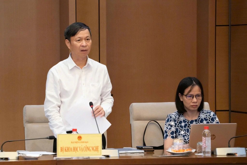 Thứ trưởng Bộ KH&CN Ho&agrave;ng Minh ph&aacute;t biểu tại phi&ecirc;n họp.