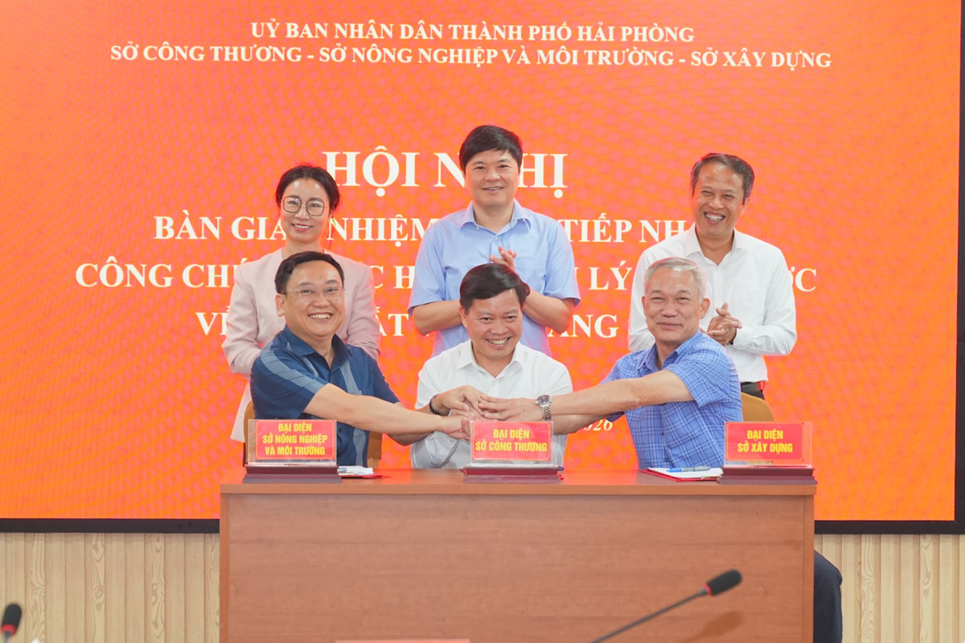 Ký biên bản bàn giao chức năng, nhiệm vụ, hồ sơ, tài liệu và các nội dung có liên quan giữa các cơ quan. Ký biên bản bàn giao chức năng, nhiệm vụ, hồ sơ, tài liệu và các nội dung có liên quan giữa các cơ quan.