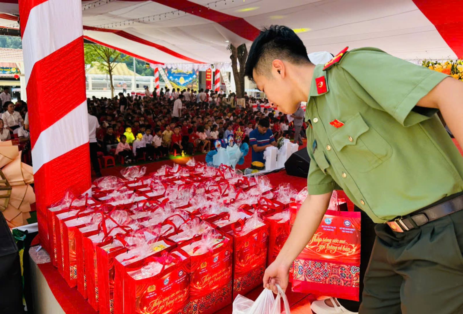 1.200 suất qu&agrave; sẽ được trao tặng c&aacute;c em thiếu ni&ecirc;n, nhi đồng c&oacute; ho&agrave;n cảnh kh&oacute; khăn tr&ecirc;n địa b&agrave;n x&atilde; Y&ecirc;n Khương.