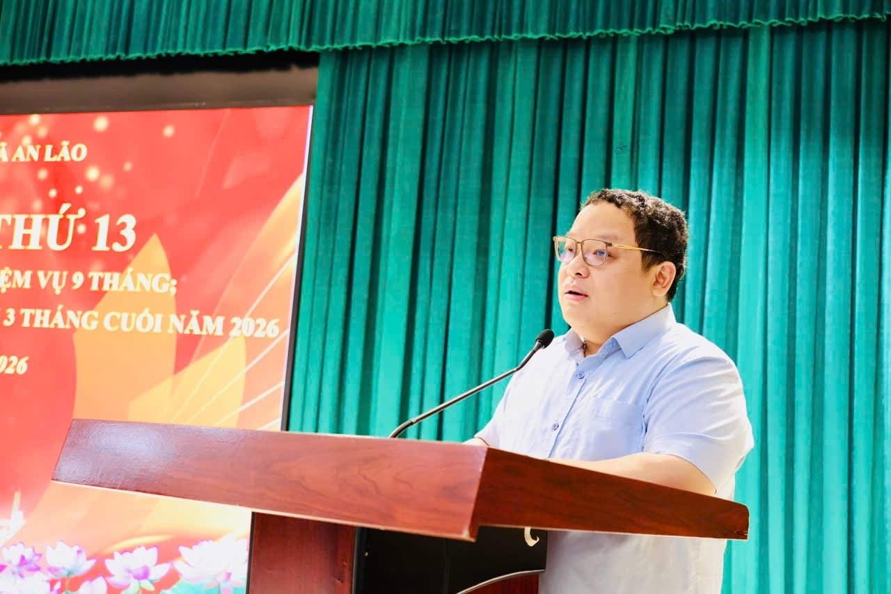 Chủ tịch UBND x&atilde; Đinh Th&agrave;nh Đồng b&aacute;o c&aacute;o tại Hội nghị.