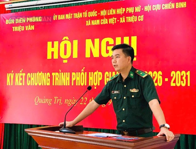 Thiếu tá Nguyễn Văn Sáu – Chính trị viên Đồn Biên phòng Triệu Vân thông qua nội dung ký kết chương trình phối hợp. Thiếu tá Nguyễn Văn Sáu – Chính trị viên Đồn Biên phòng Triệu Vân thông qua nội dung ký kết chương trình phối hợp.