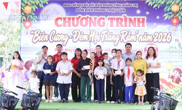 Các đại biểu trao xe đạp, quà cho các cháu. Các đại biểu trao xe đạp, quà cho các cháu.