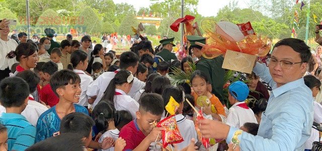 Các đại biểu trao xe đạp, quà cho các cháu. Các đại biểu trao xe đạp, quà cho các cháu.