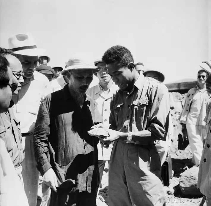 Ông Nguyễn Văn Lang, Giám đốc Mỏ giới thiệu mẫu quặng quý với Bác Hồ, ngày 23/9/1958. Ảnh: TTXVN Ông Nguyễn Văn Lang, Giám đốc Mỏ giới thiệu mẫu quặng quý với Bác Hồ, ngày 23/9/1958. Ảnh: TTXVN