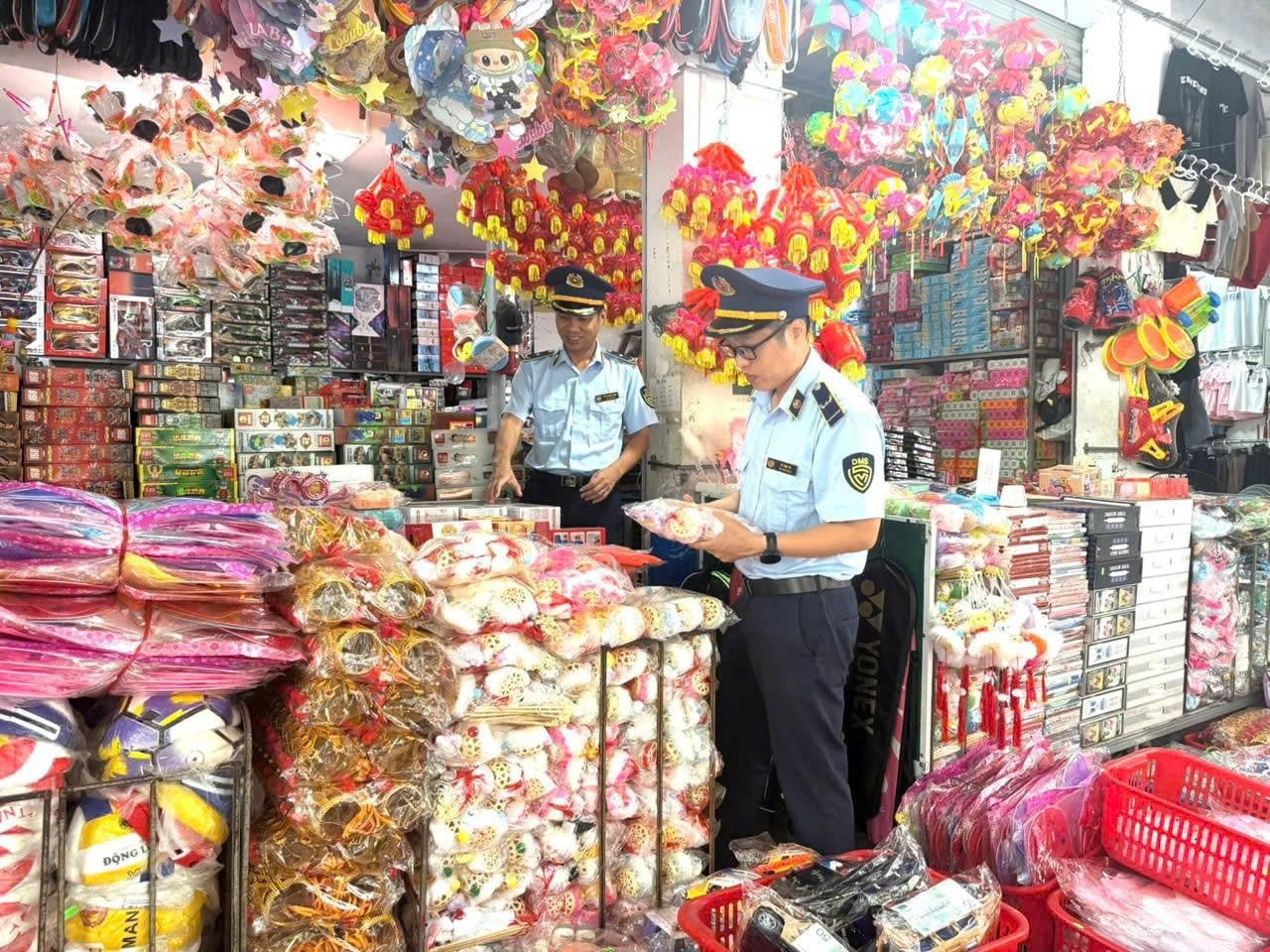 Lực lượng Quản l&yacute; thị trường tỉnh Thanh H&oacute;a kiểm tra c&aacute;c mặt h&agrave;ng phục vụ Tết Trung thu 2026 tr&ecirc;n địa b&agrave;n