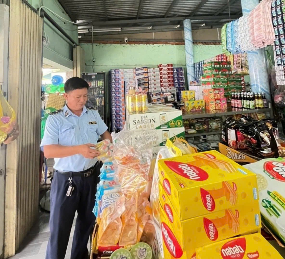 Lực lượng Quản lý thị trường kiểm tra hàng hóa, giá cả tại cơ sở kinh doanh trong đợt tăng cường kiểm soát thị trường dịp Tết Trung thu. (Ảnh: QLTT) Lực lượng Quản lý thị trường kiểm tra hàng hóa, giá cả tại cơ sở kinh doanh trong đợt tăng cường kiểm soát thị trường dịp Tết Trung thu. (Ảnh: QLTT)