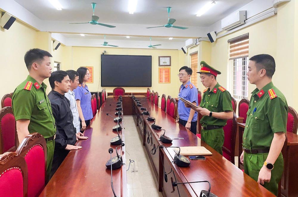 Lực lượng chức năng tống đạt quyết định tố tụng đối với các bị can. Ảnh: Công an Sơn La Lực lượng chức năng tống đạt quyết định tố tụng đối với các bị can. Ảnh: Công an Sơn La