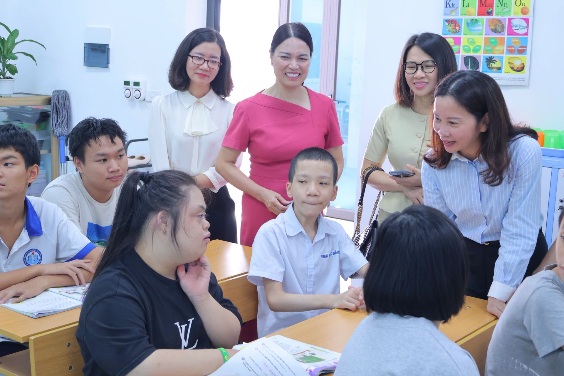 Lãnh đạo Hội LHPN thành phố thăm hỏi, động viên trẻ em khuyết tật đang được nuôi dưỡng, giáo dục tại Trung tâm Nuôi dưỡng, bảo trợ xã hội Hải Dương. Lãnh đạo Hội LHPN thành phố thăm hỏi, động viên trẻ em khuyết tật đang được nuôi dưỡng, giáo dục tại Trung tâm Nuôi dưỡng, bảo trợ xã hội Hải Dương.