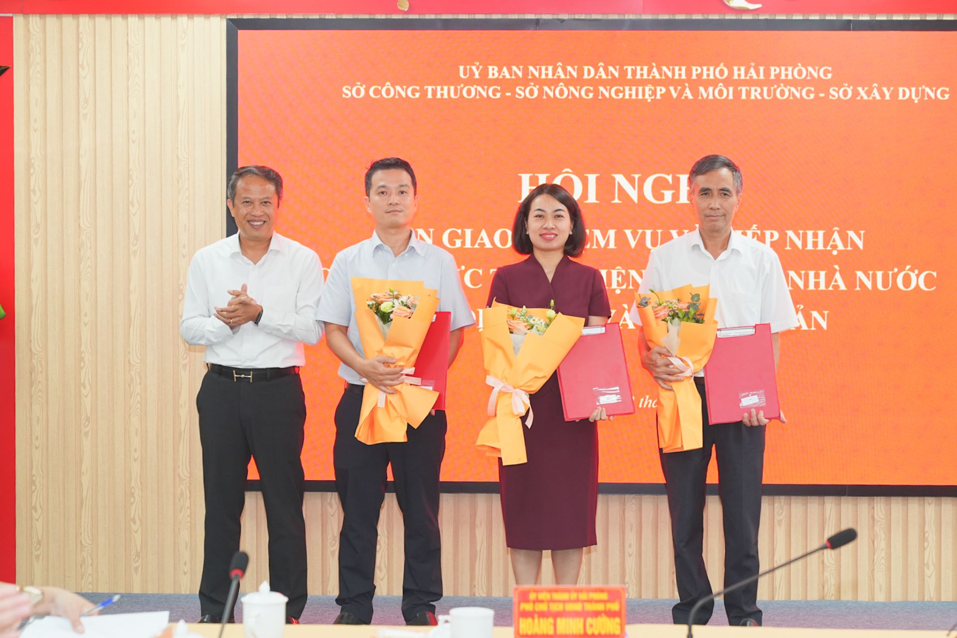 Giám đốc Sở Công Thương Nguyễn Hoàng Long trao Quyết định điều động, tiếp nhận công chức về công tác tại Sở Công Thương. Giám đốc Sở Công Thương Nguyễn Hoàng Long trao Quyết định điều động, tiếp nhận công chức về công tác tại Sở Công Thương.
