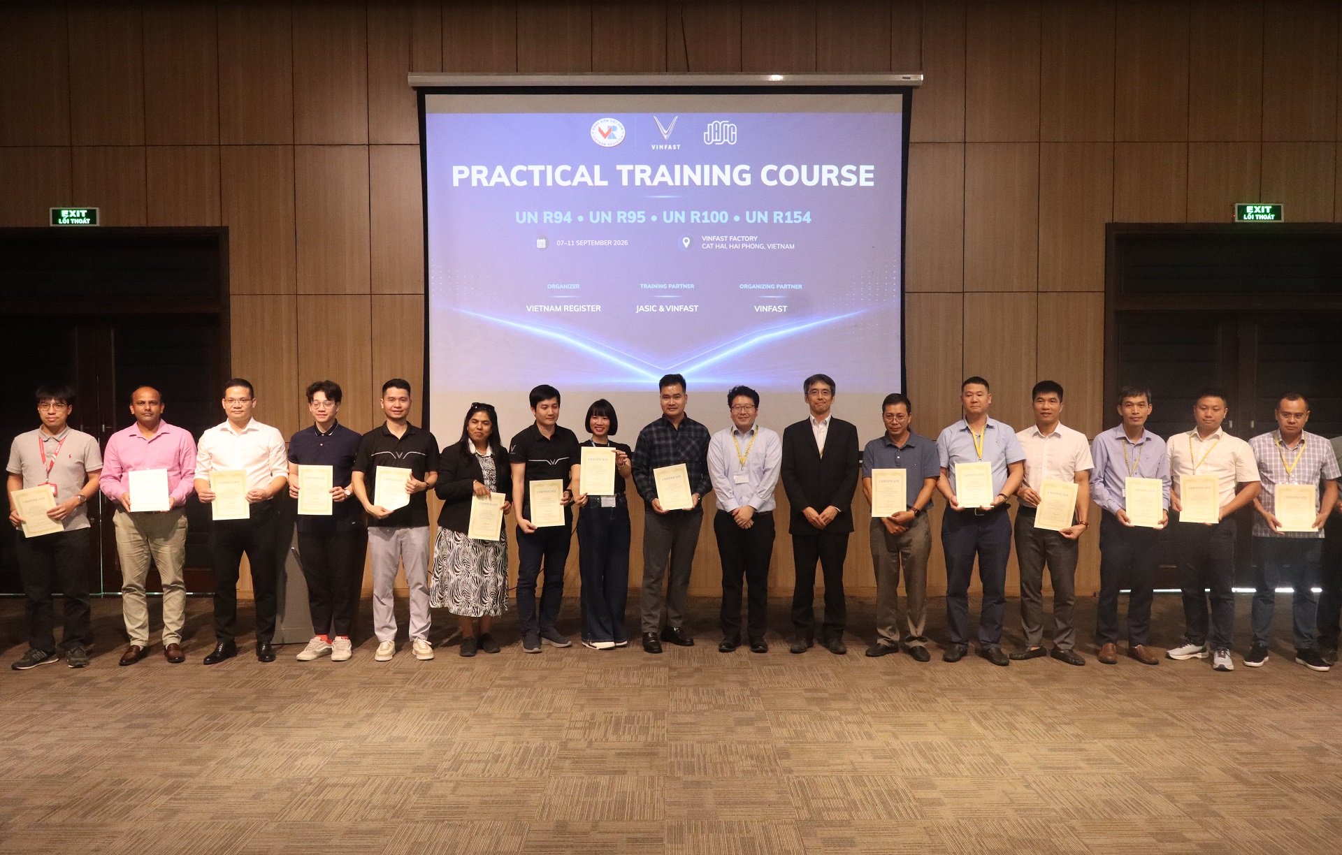 A1: C&aacute;c học vi&ecirc;n nhận chứng nhận sau khi ho&agrave;n th&agrave;nh kh&oacute;a đ&agrave;o tạo về c&aacute;c quy định &ocirc; t&ocirc; từ JASIC.​