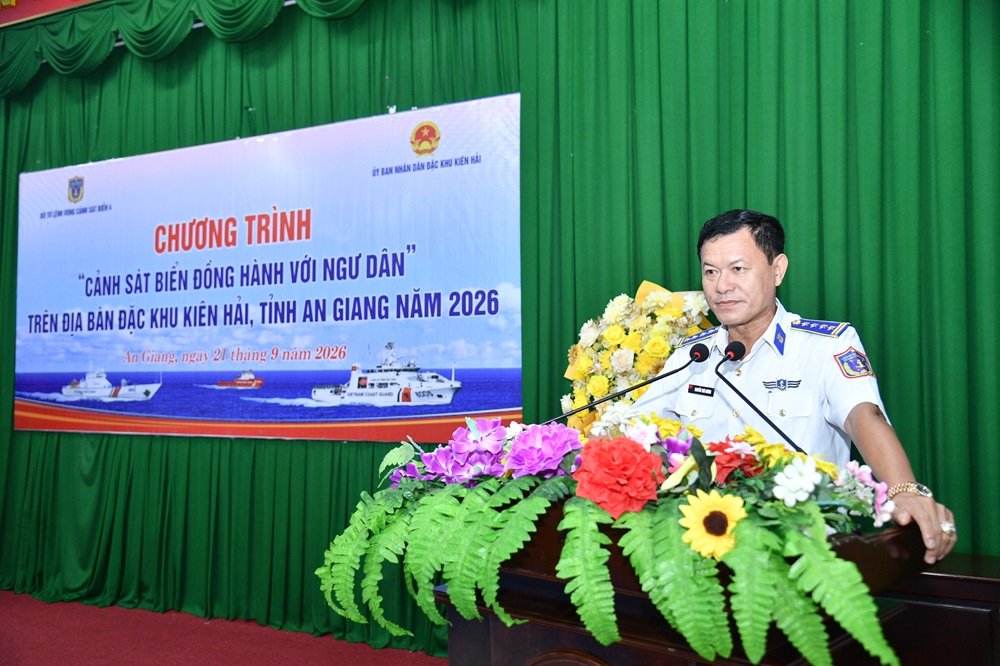 Đại t&aacute; Nguyễn Th&aacute;i Dương - Ủy vi&ecirc;n Ban Thường vụ Đảng ủy, Ph&oacute; Ch&iacute;nh ủy Bộ Tư lệnh V&ugrave;ng Cảnh s&aacute;t biển 4 ph&aacute;t biểu tại chương tr&igrave;nh.