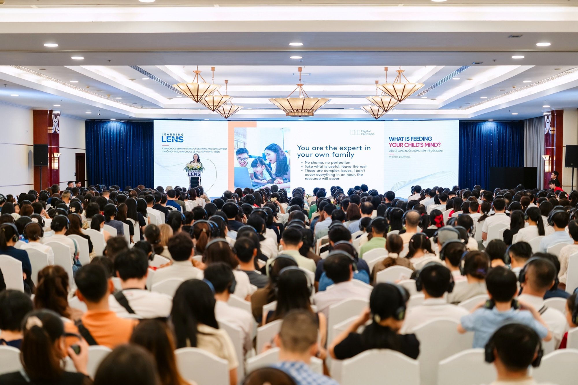 Khi trẻ lớn dần, mục ti&ecirc;u của cha mẹ cần chuyển từ quản l&yacute; thiết bị sang ph&aacute;t triển khả năng tự quản l&yacute; sự ch&uacute; &yacute;, h&agrave;nh vi v&agrave; những lựa chọn c&ocirc;ng nghệ của trẻ.