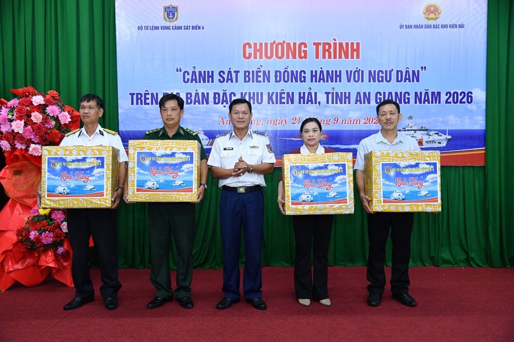 Đại t&aacute; Nguyễn Th&aacute;i Dương - Ủy vi&ecirc;n Ban Thường vụ Đảng ủy, Ph&oacute; Ch&iacute;nh ủy Bộ Tư lệnh V&ugrave;ng Cảnh s&aacute;t biển 4 tặng qu&agrave; ch&iacute;nh quyền địa phương, lực lượng vũ trang tr&ecirc;n địa b&agrave;n đặc khu Ki&ecirc;n Hải.