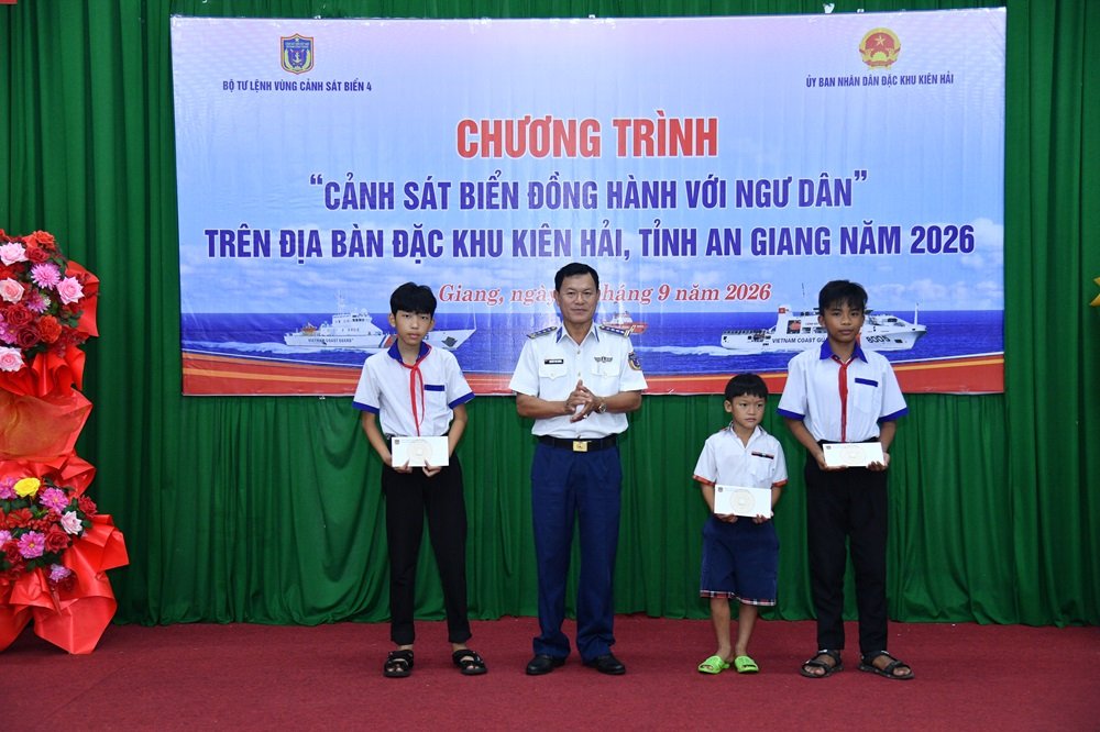 Đại t&aacute; Nguyễn Th&aacute;i Dương - Ủy vi&ecirc;n Ban Thường vụ Đảng ủy, Ph&oacute; Ch&iacute;nh ủy Bộ Tư lệnh V&ugrave;ng Cảnh s&aacute;t biển 4 tặng qu&agrave; đỡ đầu cho c&aacute;c ch&aacute;u học sinh ngh&egrave;o học giỏi.