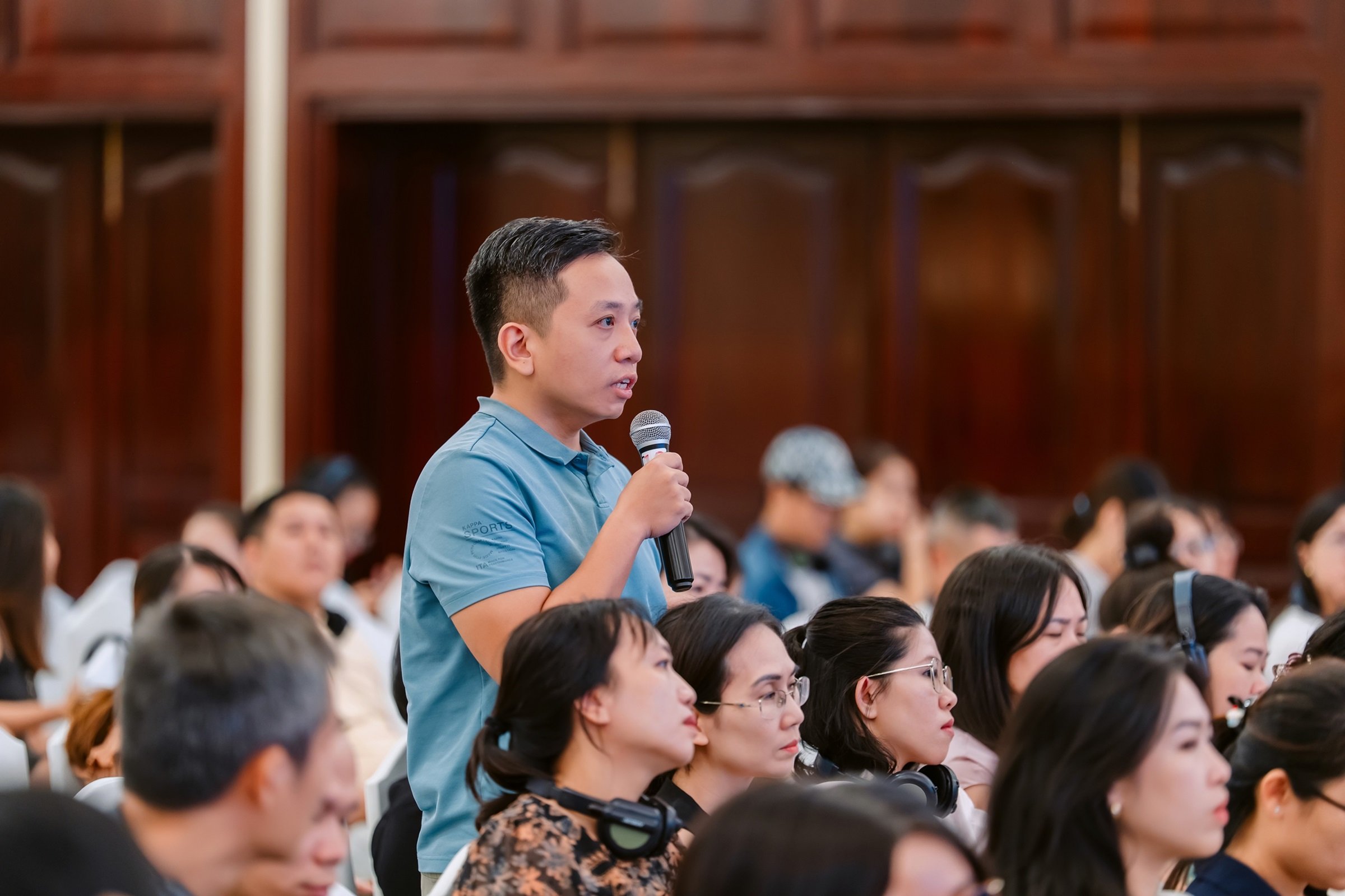 Những c&acirc;u hỏi của phụ huynh cho thấy c&aacute;c vấn đề về m&agrave;n h&igrave;nh, mạng x&atilde; hội, thuật to&aacute;n v&agrave; AI đang ng&agrave;y c&agrave;ng trở th&agrave;nh một phần quan trọng trong qu&aacute; tr&igrave;nh nu&ocirc;i dạy trẻ.