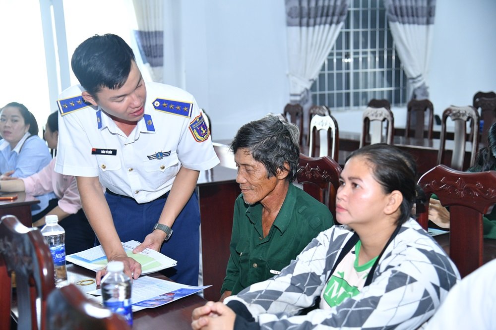 Bộ Tư lệnh V&ugrave;ng Cảnh s&aacute;t biển 4 ph&aacute;t tờ rơi tuy&ecirc;n truyền cho b&agrave; con ngư d&acirc;n.