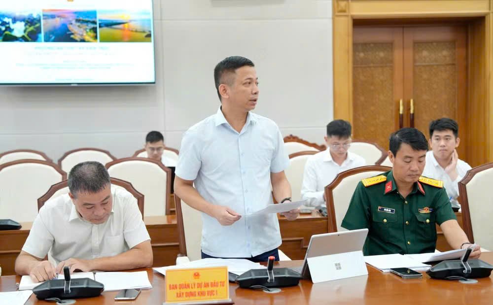 Lãnh đạo Ban Quản lý dự án đầu tư xây dựng khu vực I báo cáo tại cuộc họp Lãnh đạo Ban Quản lý dự án đầu tư xây dựng khu vực I báo cáo tại cuộc họp