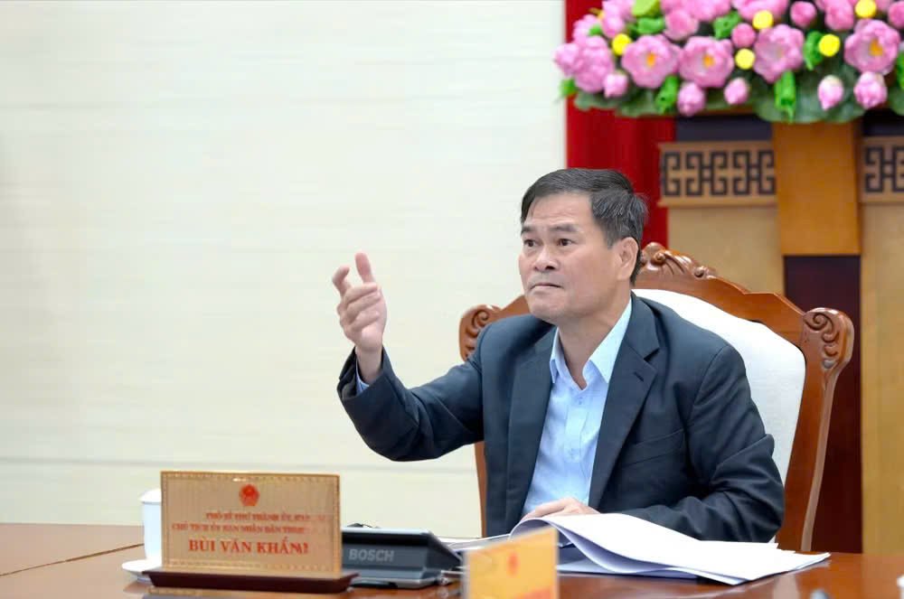 Ông Bùi Văn Khắng, Phó Bí thư Thành ủy, Chủ tịch UBND thành phố Quảng Ninh, cho ý kiến về báo cáo nghiên cứu tiền khả thi các dự án Ông Bùi Văn Khắng, Phó Bí thư Thành ủy, Chủ tịch UBND thành phố Quảng Ninh, cho ý kiến về báo cáo nghiên cứu tiền khả thi các dự án