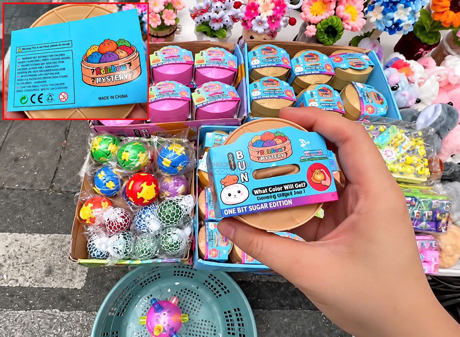 Tại một số cửa hàng trên phố Hàng Mã, nhóm đồ chơi có nguồn gốc nước ngoài được bày bán với số lượng đáng kể (Ảnh: Khánh Yên) Tại một số cửa hàng trên phố Hàng Mã, nhóm đồ chơi có nguồn gốc nước ngoài được bày bán với số lượng đáng kể (Ảnh: Khánh Yên)