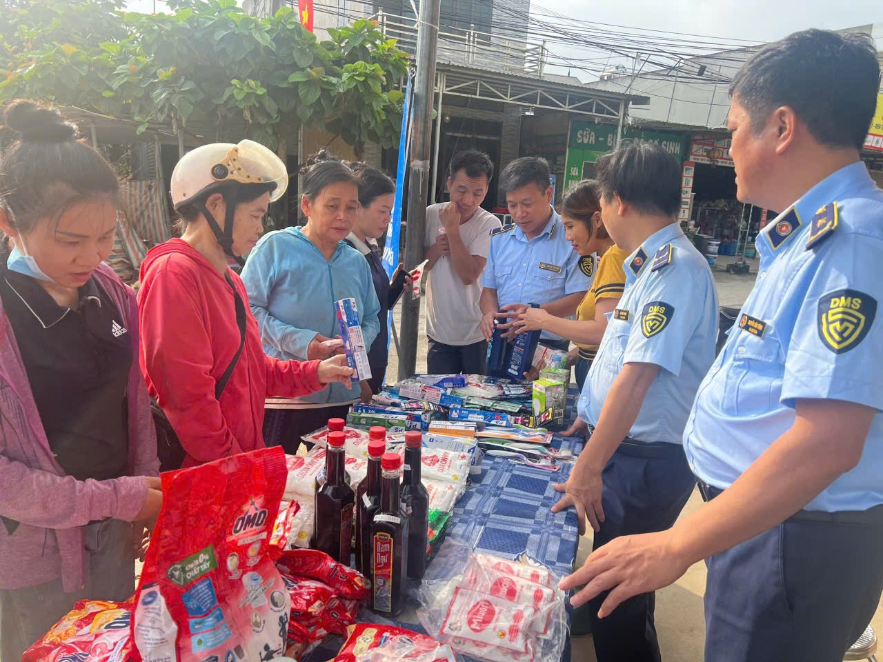 Lực lượng Quản lý thị trường hướng dẫn người dân nhận biết, phân biệt hàng thật, hàng giả tại chợ trung tâm xã Mường Lai. Lực lượng Quản lý thị trường hướng dẫn người dân nhận biết, phân biệt hàng thật, hàng giả tại chợ trung tâm xã Mường Lai.