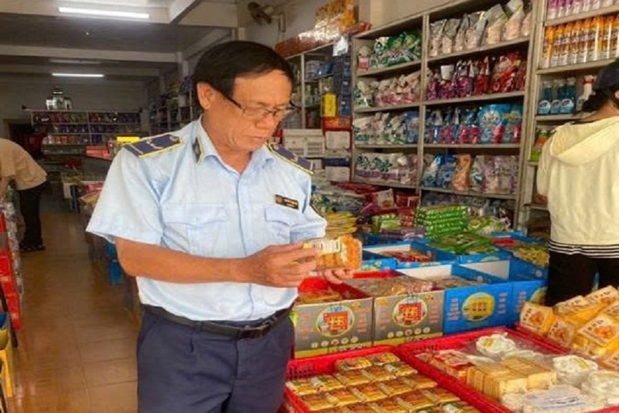 Việc kiểm tra kh&ocirc;ng chỉ nhằm ph&aacute;t hiện, xử l&yacute; h&agrave;nh vi kinh doanh h&agrave;ng h&oacute;a vi phạm m&agrave; quan trọng hơn l&agrave; ngăn chặn sản phẩm kh&ocirc;ng r&otilde; nguồn gốc, h&agrave;ng nhập lậu, h&agrave;ng kh&ocirc;ng bảo đảm chất lượng v&agrave; an to&agrave;n thực phẩm trước khi đến tay người ti&ecirc;u d&ugrave;ng.