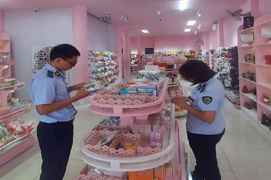 C&ugrave;ng với đồ chơi v&agrave; c&aacute;c mặt h&agrave;ng nhập lậu, b&aacute;nh Trung thu l&agrave; nh&oacute;m h&agrave;ng được lực lượng QLTT đặc biệt ch&uacute; &yacute; trong m&ugrave;a cao điểm.