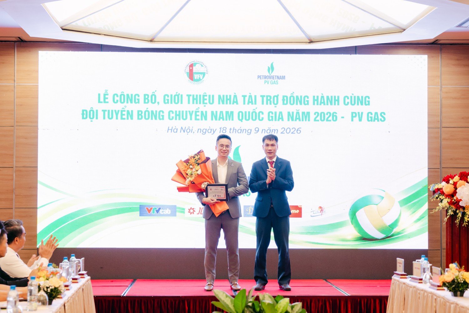 Lãnh đạo Liên đoàn Bóng chuyền Việt Nam tặng hoa và bảng danh vị cho ông Trần Quang Tùng, Phó Trưởng Ban Phát triển Kinh doanh PV GAS - đại diện Nhà tài trợ PV GAS Lãnh đạo Liên đoàn Bóng chuyền Việt Nam tặng hoa và bảng danh vị cho ông Trần Quang Tùng, Phó Trưởng Ban Phát triển Kinh doanh PV GAS - đại diện Nhà tài trợ PV GAS