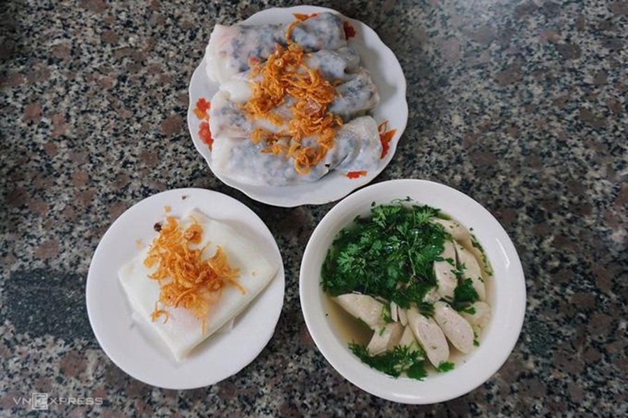 Điều thú vị của bánh cuốn Đồng Văn nằm ở sự hòa quyện giữa nhiều kết cấu: vỏ bánh mềm mượt, nhân thịt và mộc nhĩ đậm vừa đủ, hành phi thơm giòn, nước xương ngọt thanh cùng vị tiêu cay ấm. Điều thú vị của bánh cuốn Đồng Văn nằm ở sự hòa quyện giữa nhiều kết cấu: vỏ bánh mềm mượt, nhân thịt và mộc nhĩ đậm vừa đủ, hành phi thơm giòn, nước xương ngọt thanh cùng vị tiêu cay ấm.