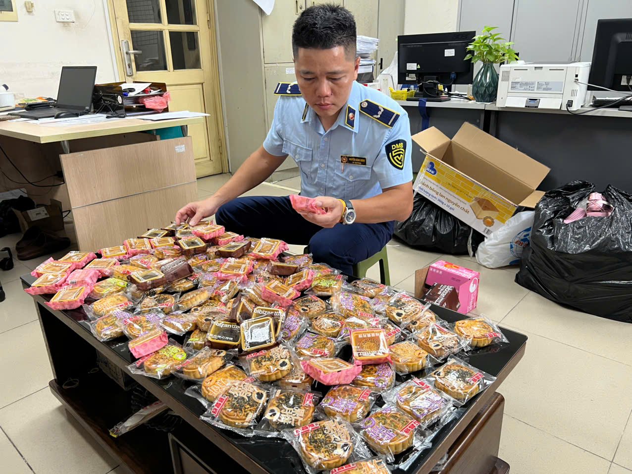 Lực lượng Quản l&yacute; thị trường H&agrave; Nội kiểm tra l&ocirc; h&agrave;ng b&aacute;nh Trung thu vi phạm