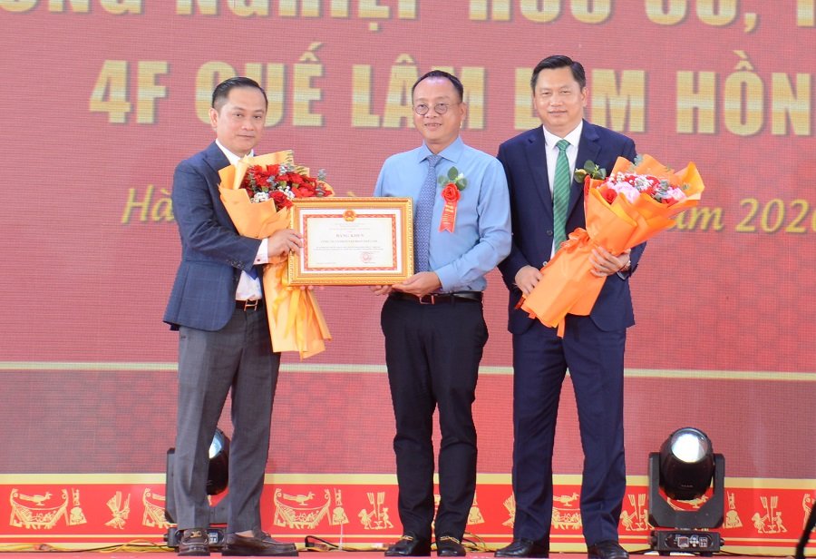 Đại diện l&atilde;nh đạo Bộ N&ocirc;ng nghiệp v&agrave; M&ocirc;i trường trao Bằng khen của Bộ N&ocirc;ng nghiệp v&agrave; M&ocirc;i trường&nbsp;cho Tập đo&agrave;n Quế L&acirc;m